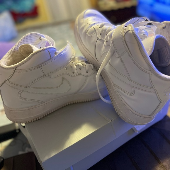 Selling Nike shoes uptown - Picture 2 of 2